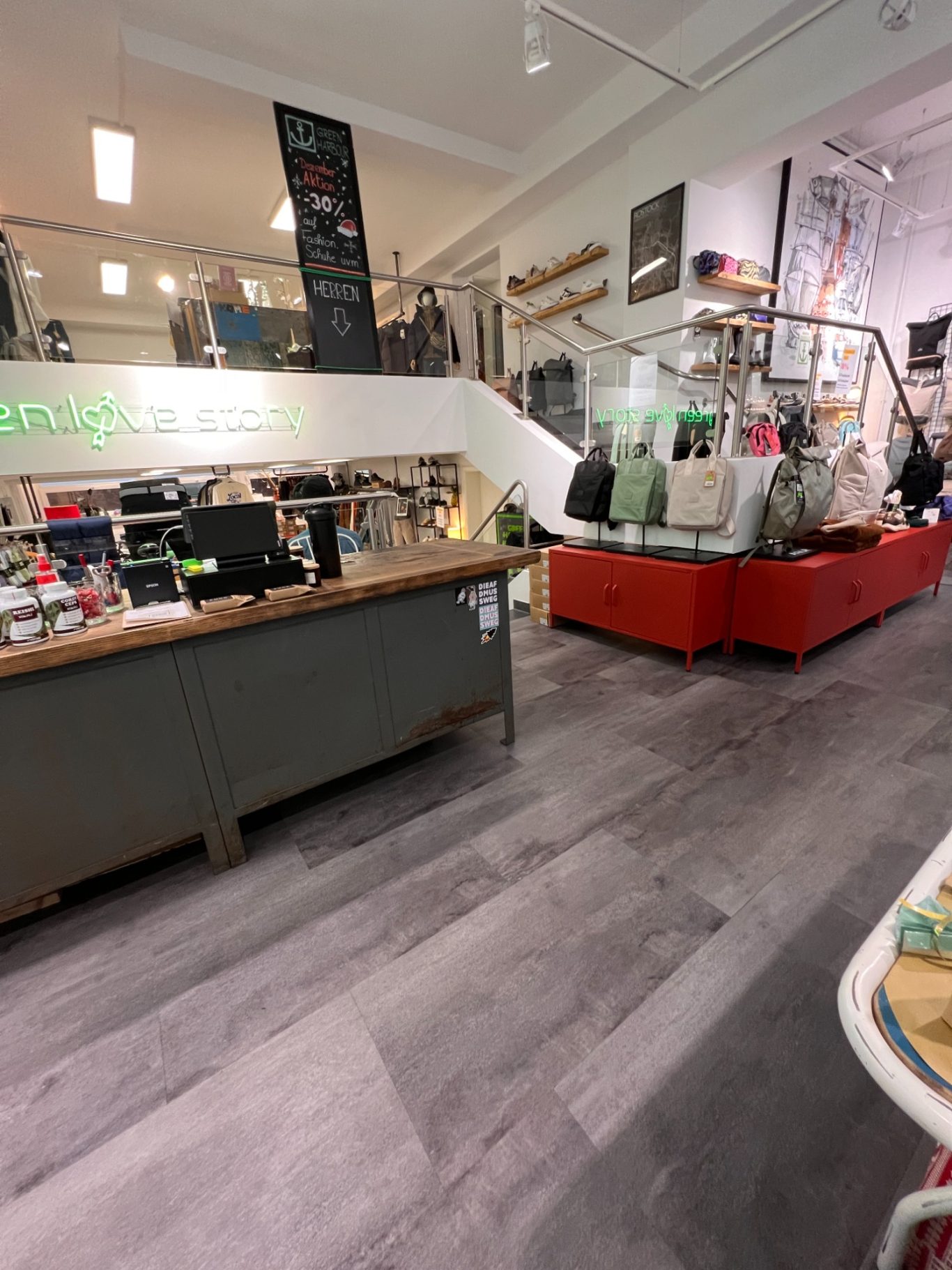 Ein modernes Geschäft mit einer doppelten Treppe, Couches und einem Empfangstresen.