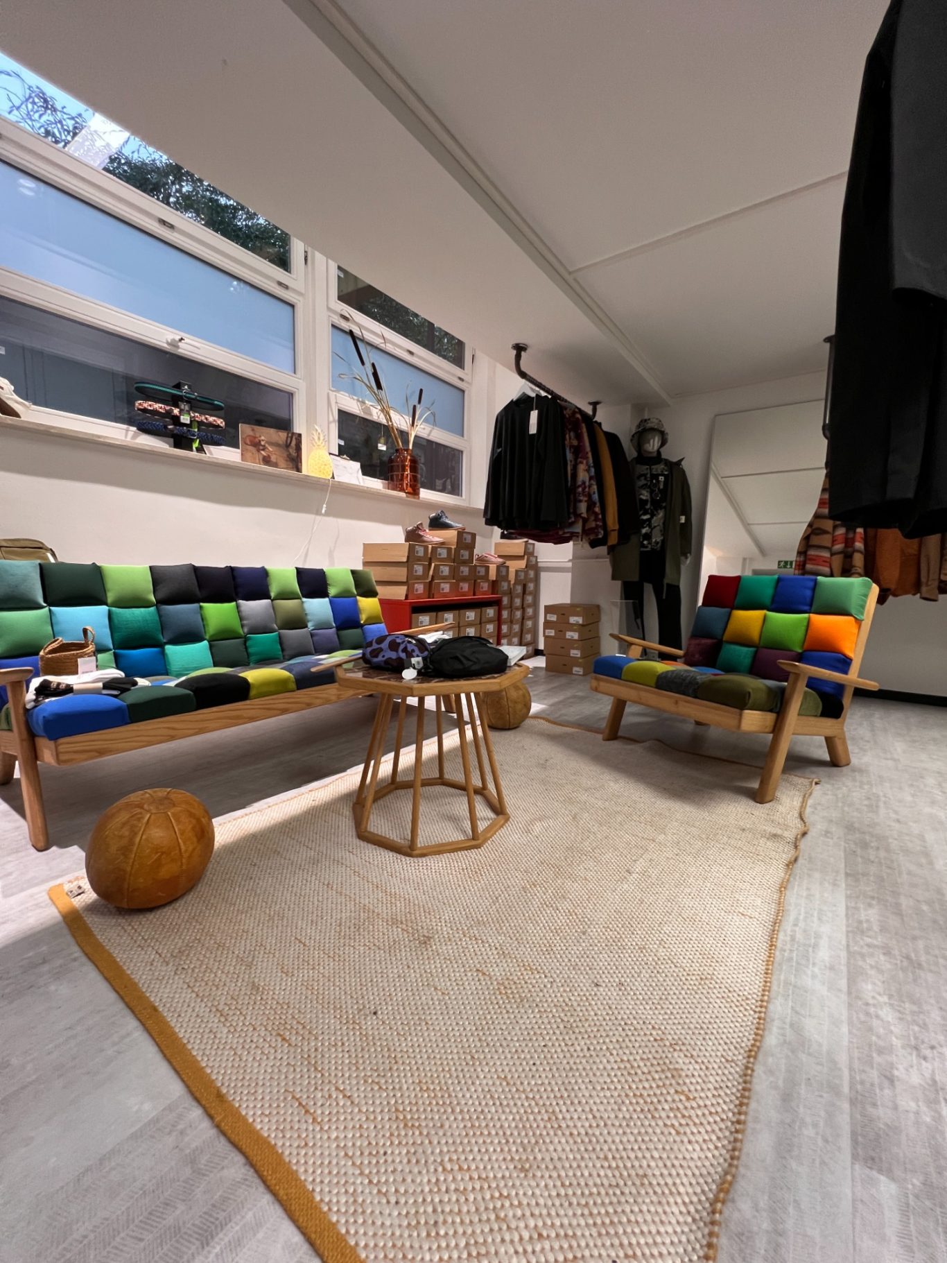 Bunte Sitzmöbel in einem stilvollen Raum mit Teppich und Modeaccessoires.