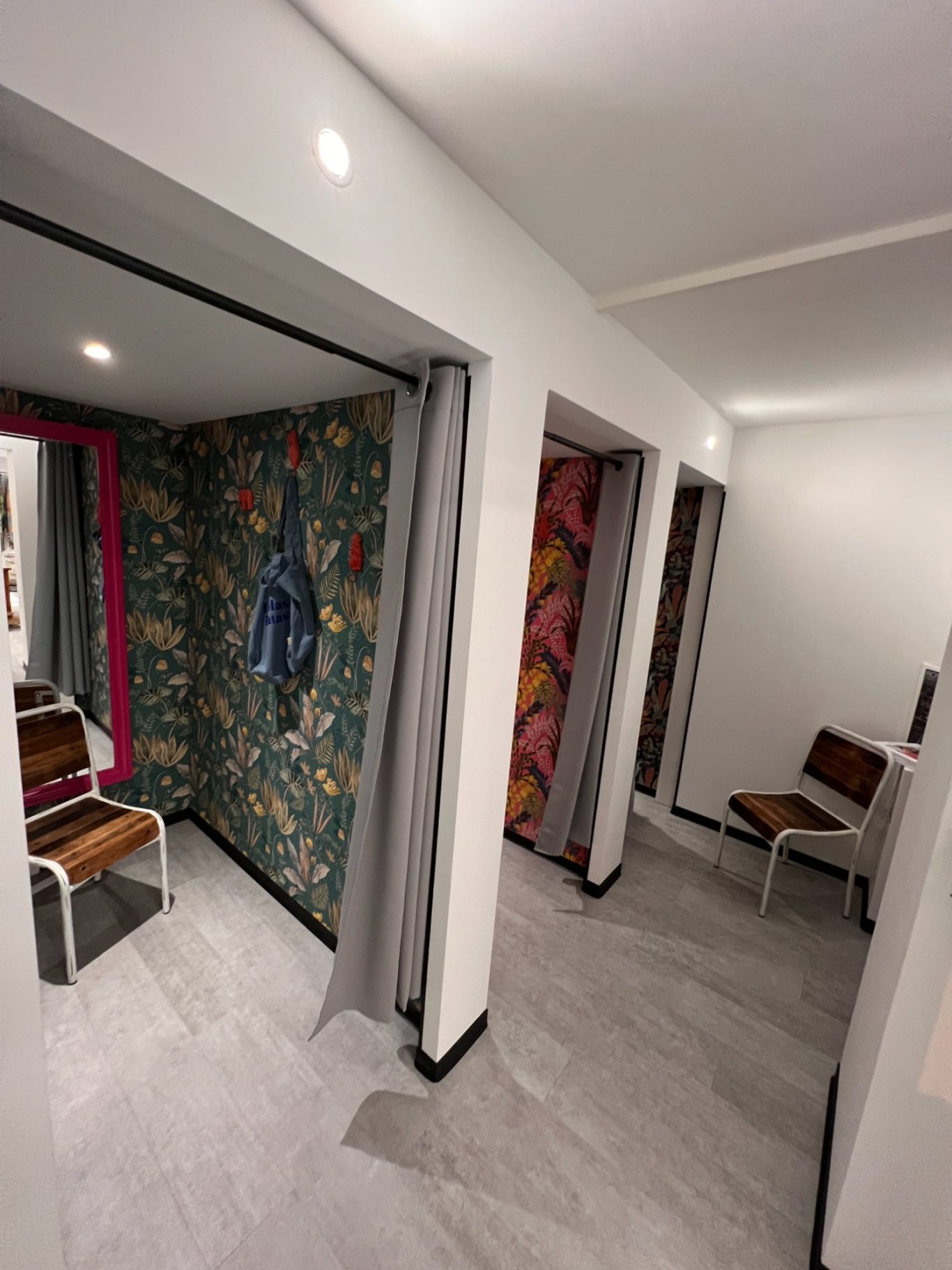 Umkleidekabinen Umkleidebereich mit bunten Wänden und beigestellten Stühlen.